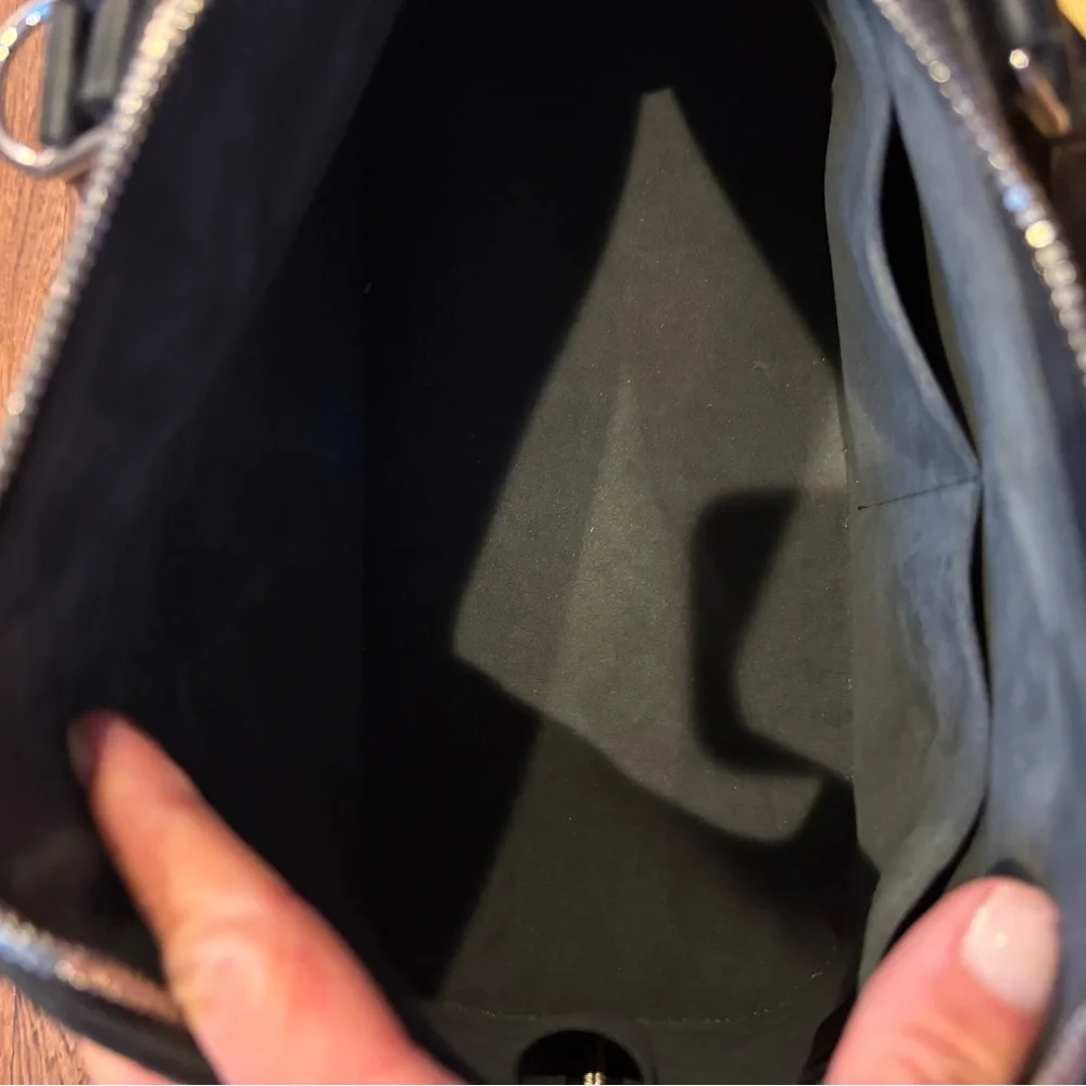 Louis Vuitton Alma Black Epi Leather Handbag.Authenticity
Guaranteed by Poshmark - Picture 8 of 10